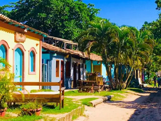 Casas coloridas em Caraíva